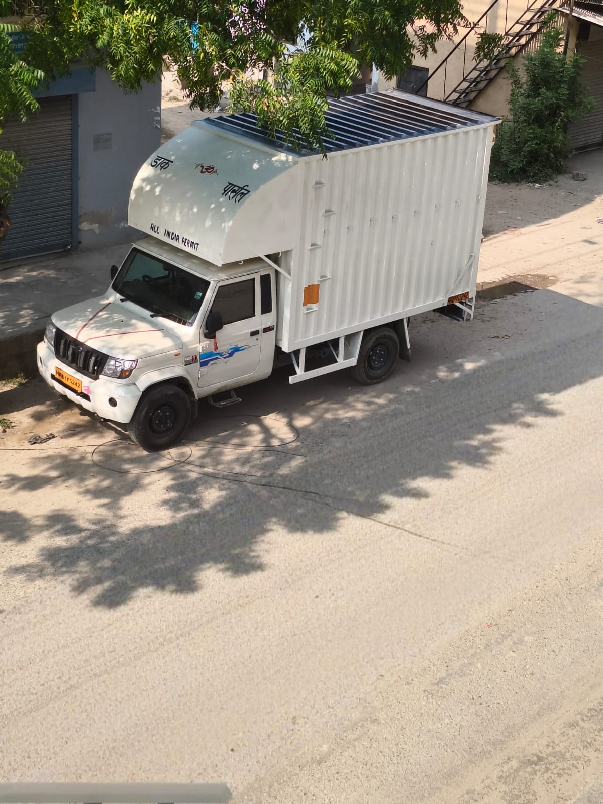 Small closed-body truck for dedicated commercial goods transportation