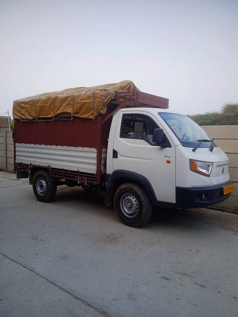 Small white goods truck with high side body and tarpaulin-covered cargo area